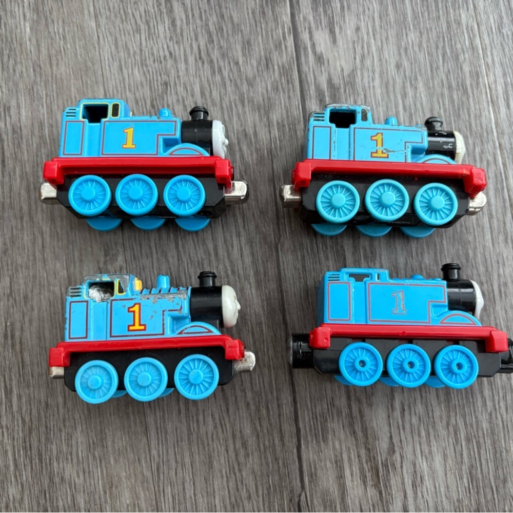 4 Magnetic Thomas Trains - Picture 3 of 5